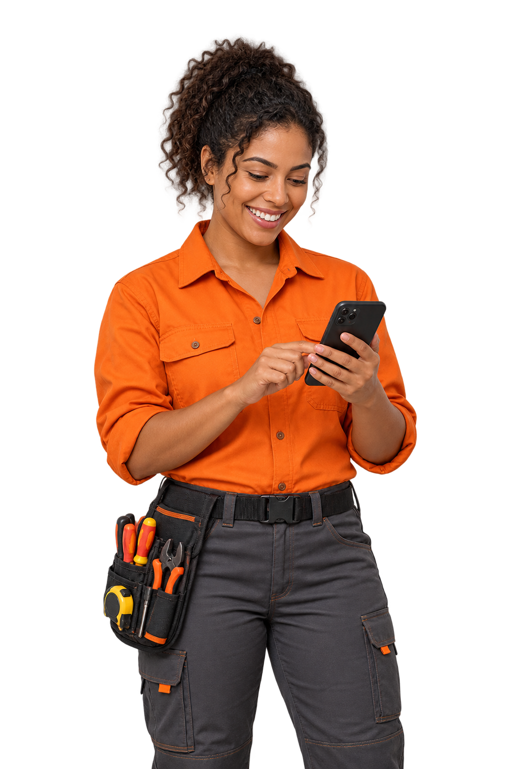 Profissional eletricista sorrindo ao receber uma oportunidade no celular